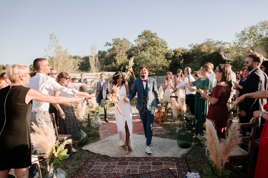 Sortie de cérémonie par Angélique Blaise photographe de Mariage près de Montélimar en Drôme et Ardèche