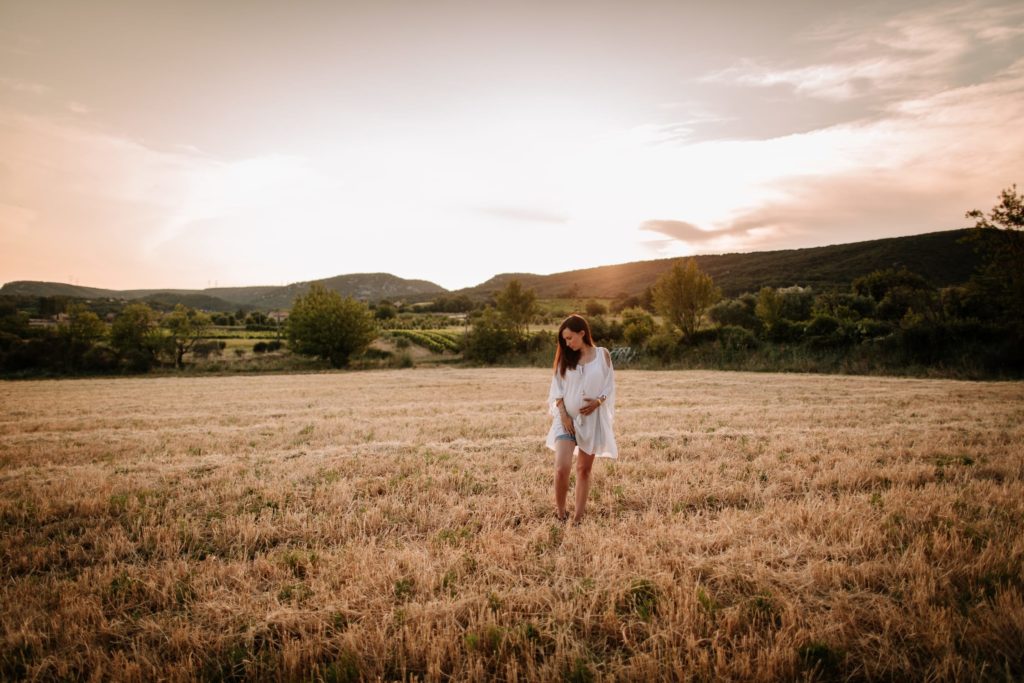 Séance maternité en Ardèche par Angélique Blaise photographe de grosesse
