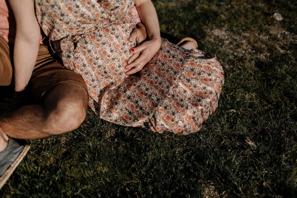 Séance maternité en Ardèche par Angélique Blaise photographe de famille