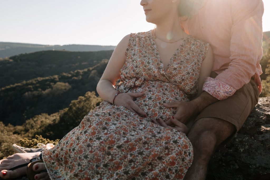 Séance maternité en Ardèche par Angélique Blaise photographe de famille