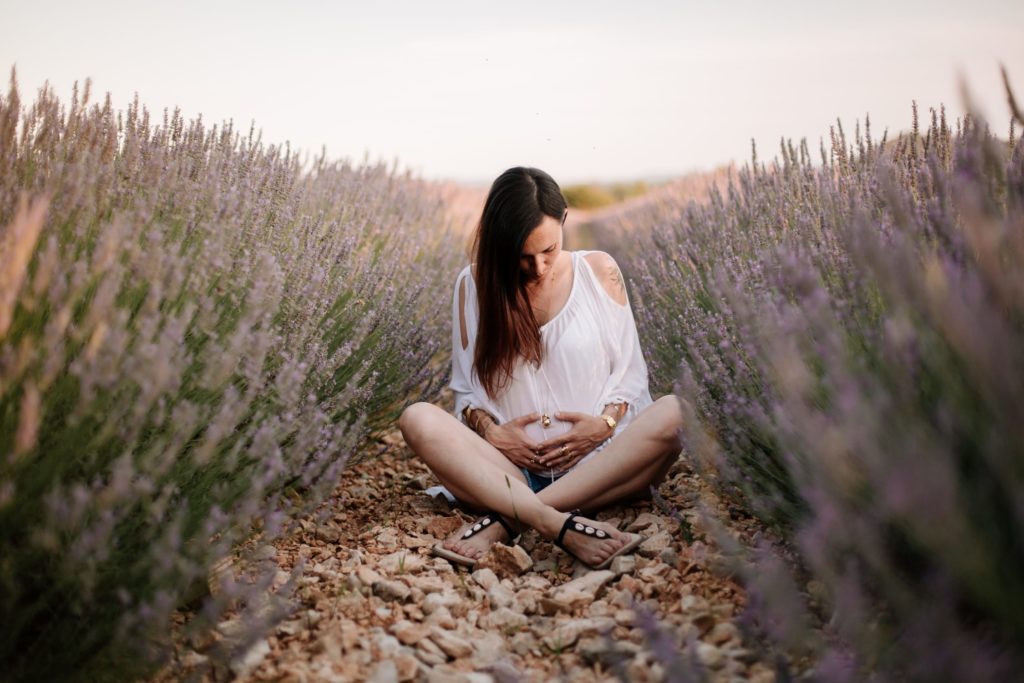 Séance maternité en Ardèche par Angélique Blaise photographe de grosesse