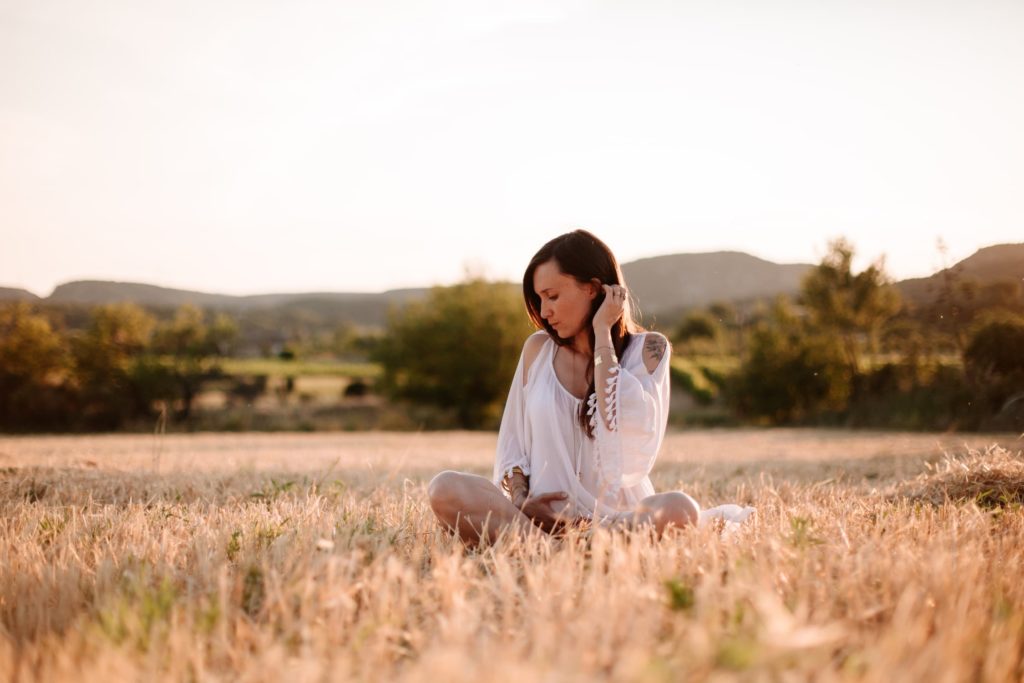 Séance maternité en Ardèche par Angélique Blaise photographe de grosesse