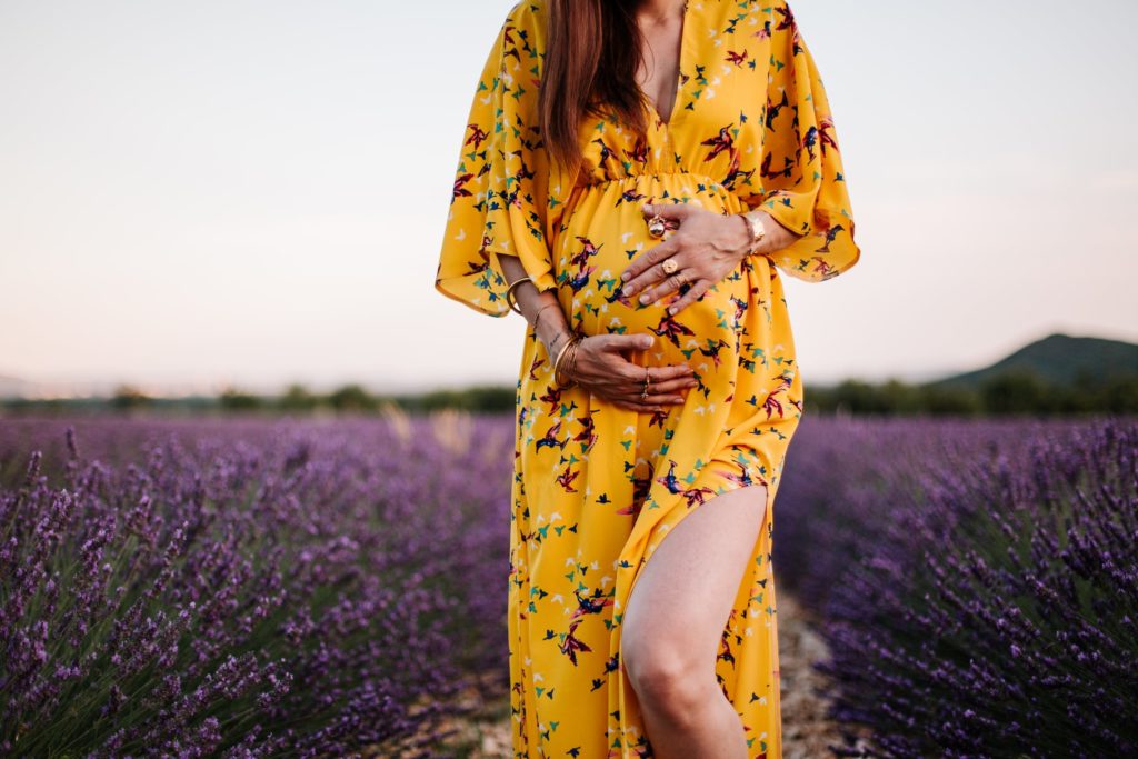 Séance maternité en Ardèche par Angélique Blaise photographe de grosesse