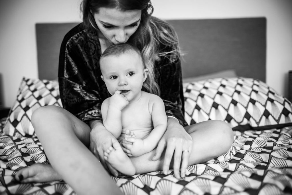 Séance maternage et allaitemen en drome par Angélique Blaise photographe de famille a Montélimar valence