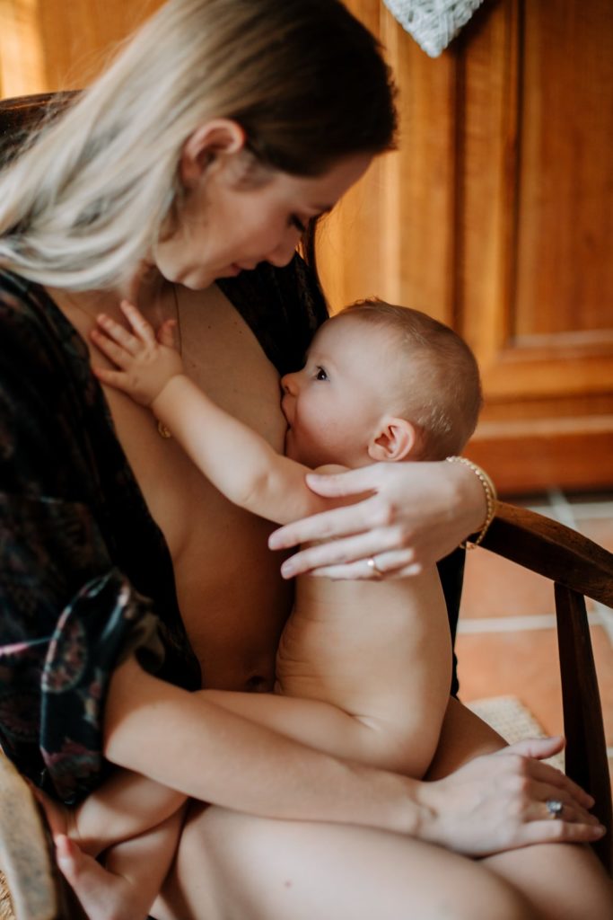 Séance maternage et allaitemen en drome par Angélique Blaise photographe de famille a Montélimar valence