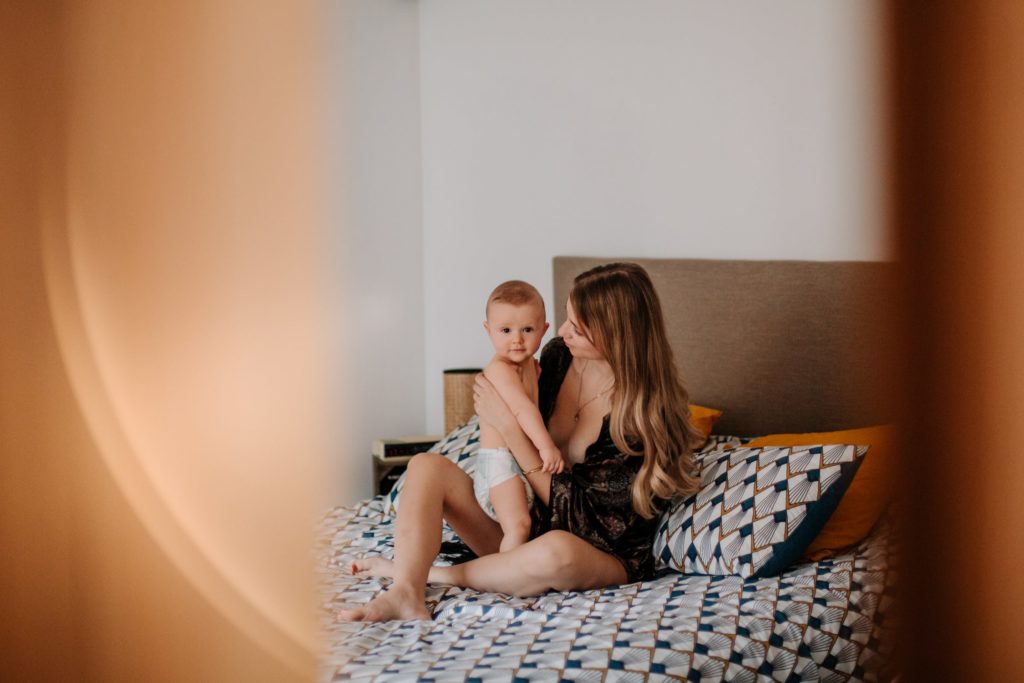 Séance maternage et allaitemen en drome par Angélique Blaise photographe de famille a Montélimar valence