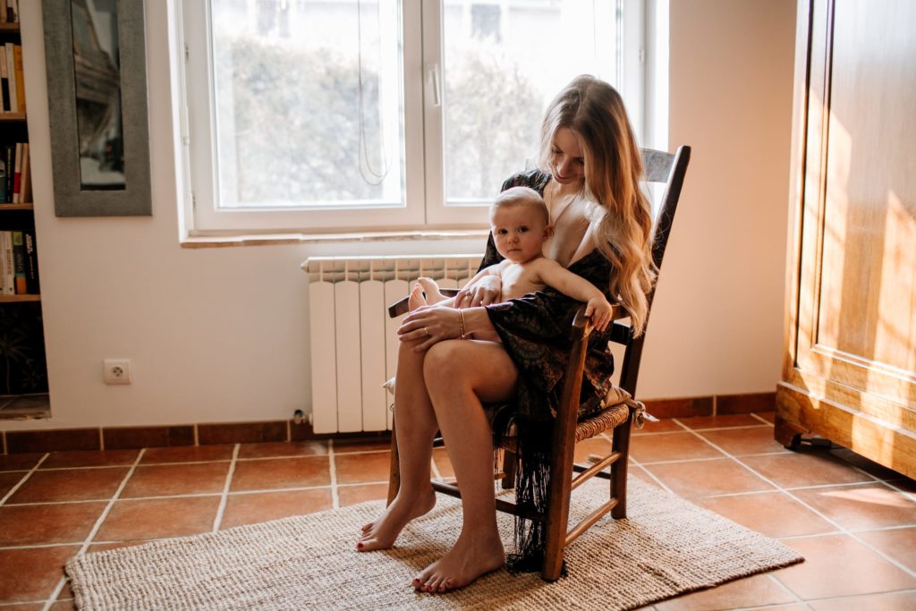 Séance maternage et allaitemen en drome par Angélique Blaise photographe de famille a Montélimar valence