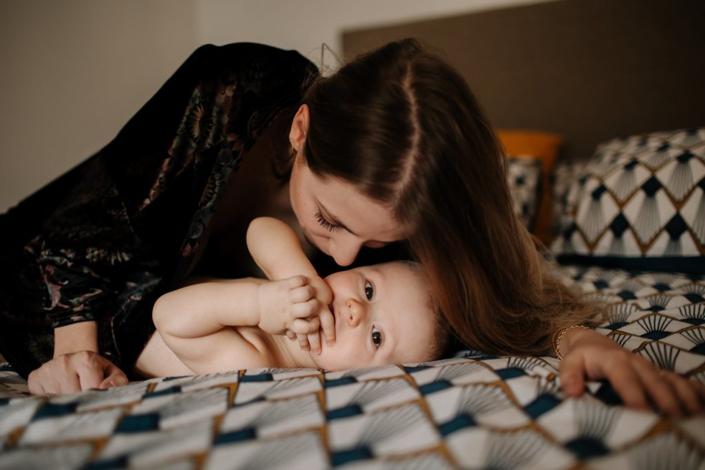 Séance maternage et allaitemen en drome par Angélique Blaise photographe de famille a Montélimar valence