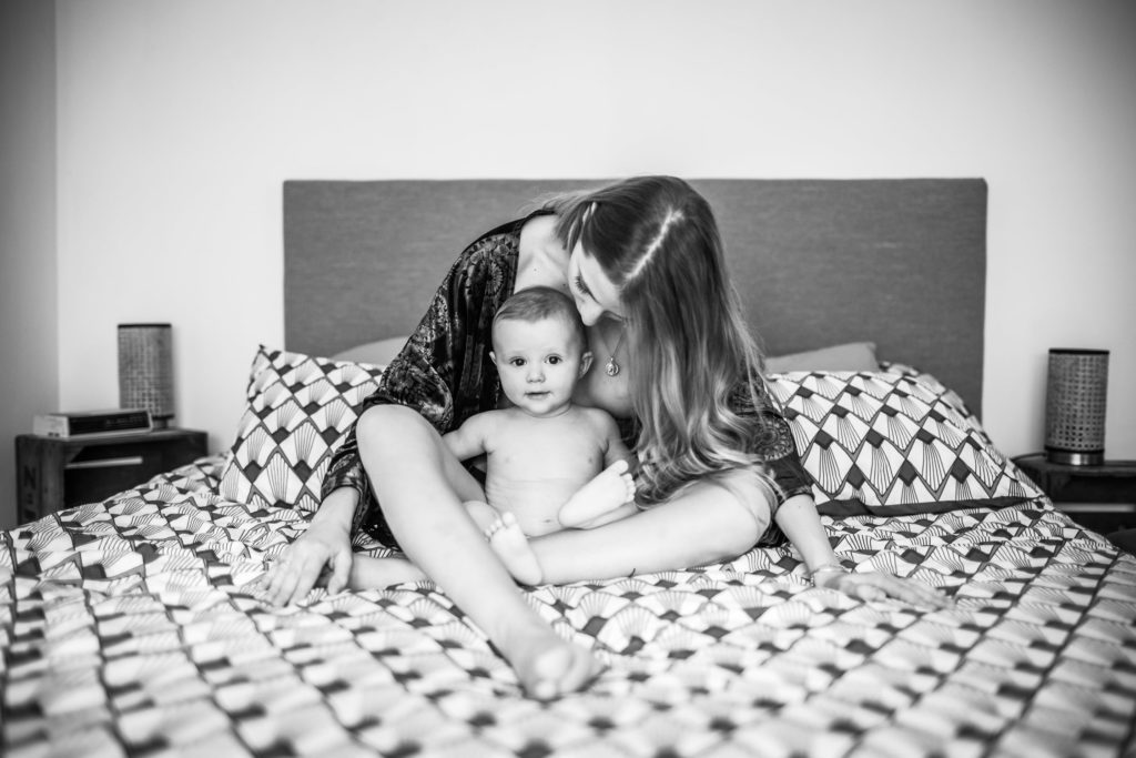 Séance maternage et allaitemen en drome par Angélique Blaise photographe de famille a Montélimar valence