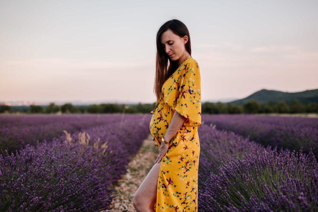Séance maternité en Ardèche par Angélique Blaise photographe de grosesse