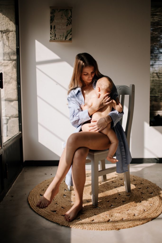 Séance maternage et allaitemen en drome par Angélique Blaise photographe de famille a Montélimar valence