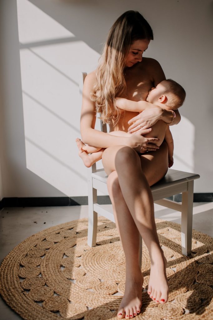 Séance maternage et allaitemen en drome par Angélique Blaise photographe de famille a Montélimar valence