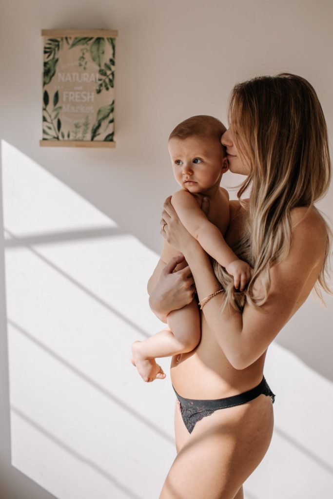 Séance maternage et allaitemen en drome par Angélique Blaise photographe de famille a Montélimar valence