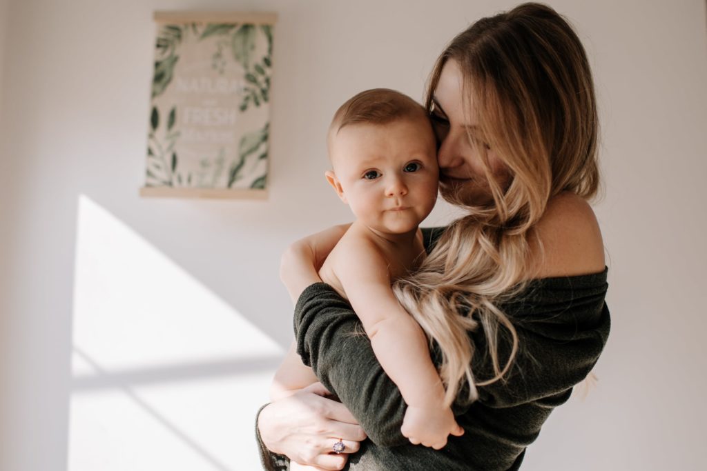 Séance maternage et allaitemen en drome par Angélique Blaise photographe de famille a Montélimar valence