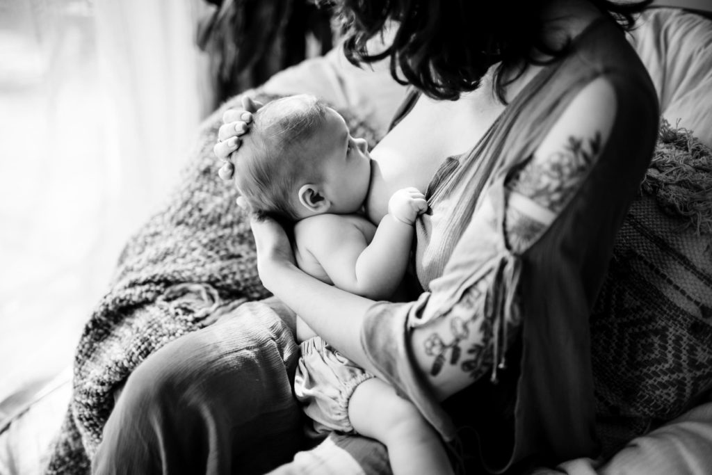 Séance maternage et allaitement à Montélimar par Angélique Blaise photographe de famille a Montélimar valence en drome et Ardèche