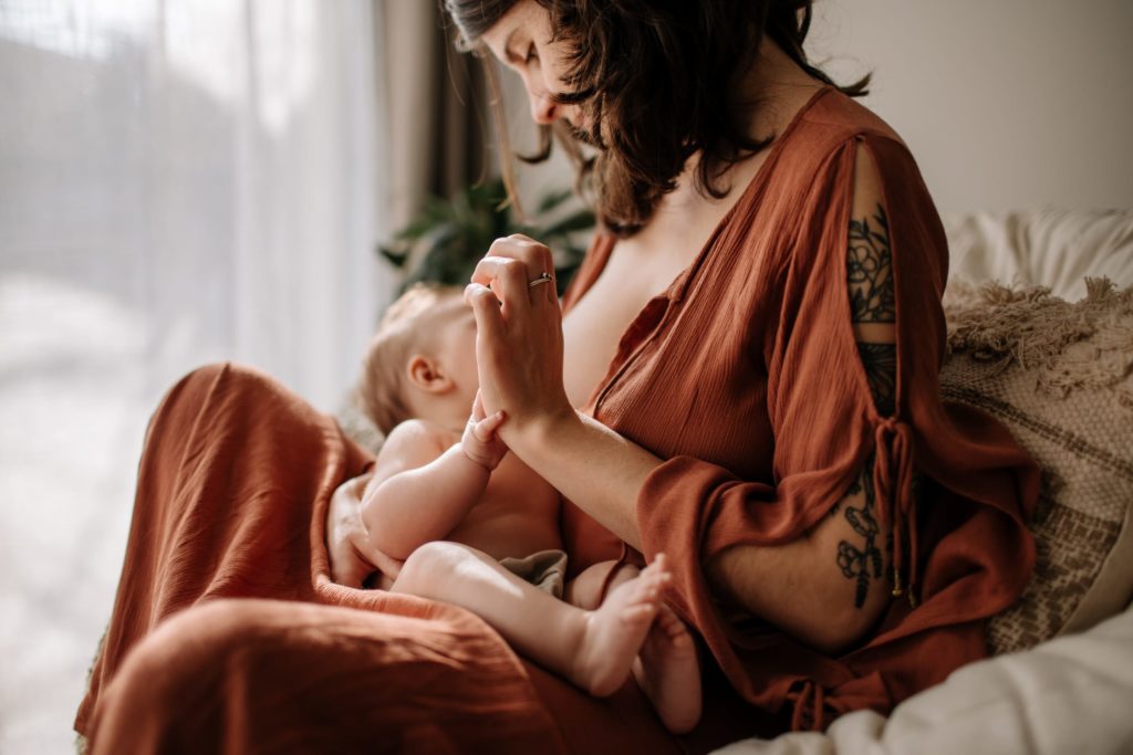 Séance maternage et allaitement à Montélimar par Angélique Blaise photographe de famille a Montélimar valence en drome et Ardèche