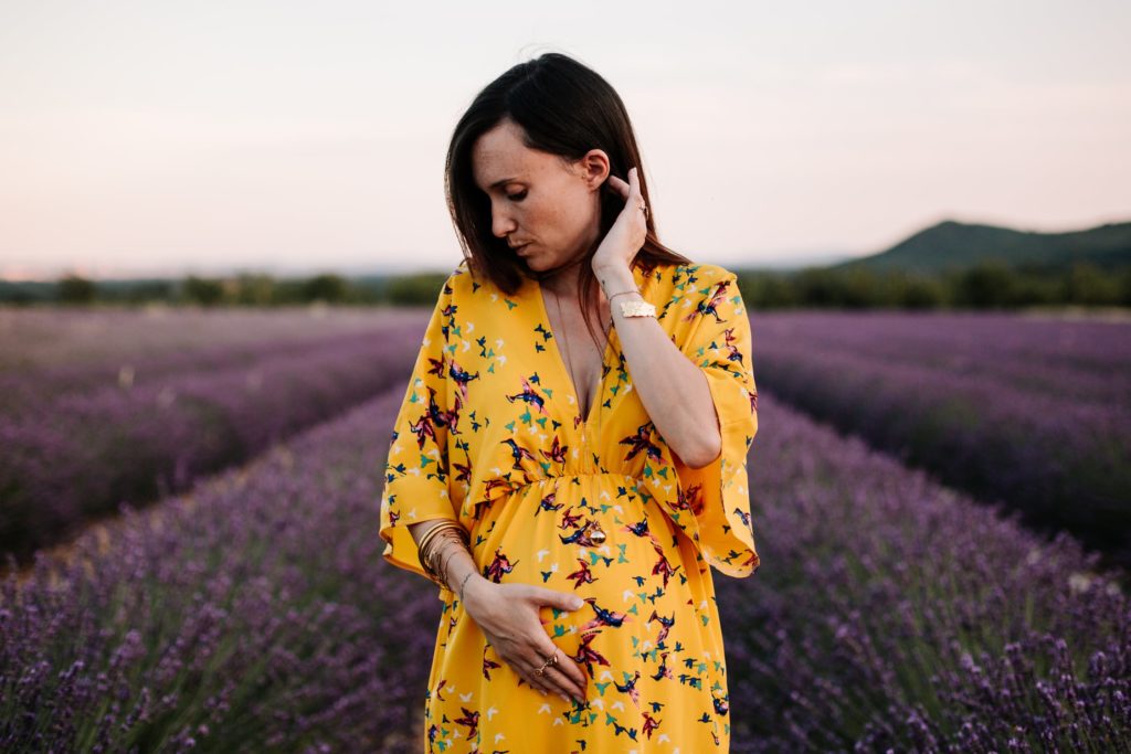 Séance maternité en Ardèche par Angélique Blaise photographe de grosesse
