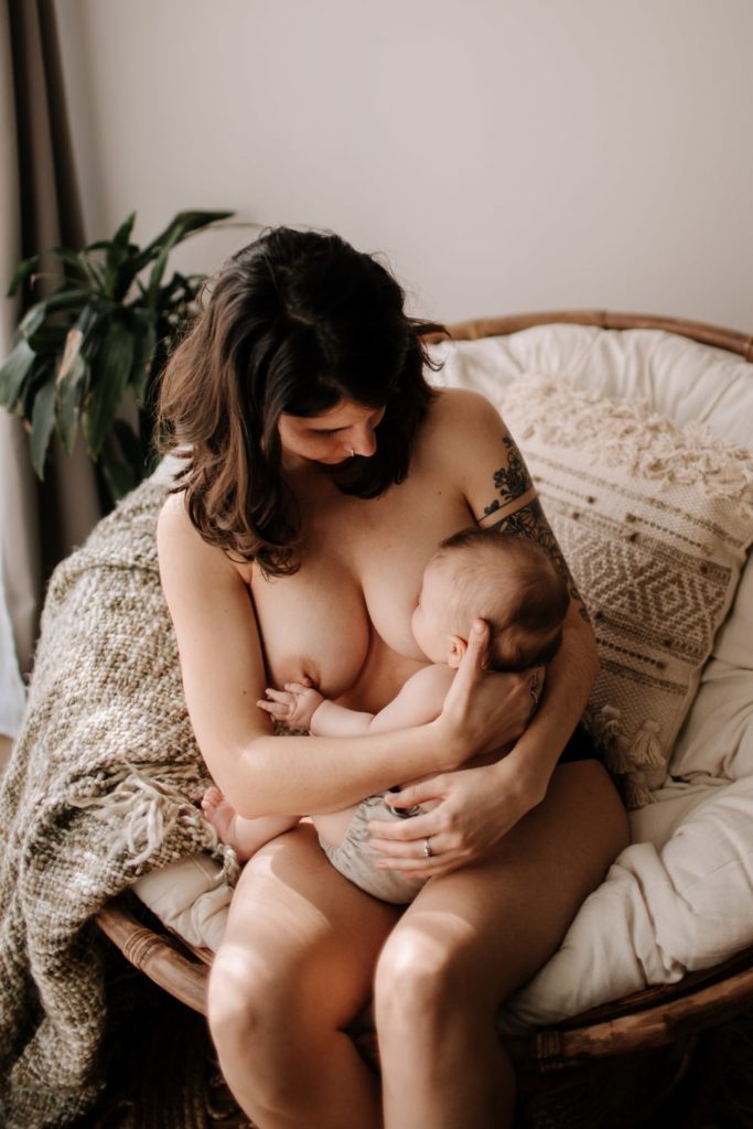 Séance maternage et allaitement à Montélimar par Angélique Blaise photographe de famille a Montélimar valence en drome et Ardèche