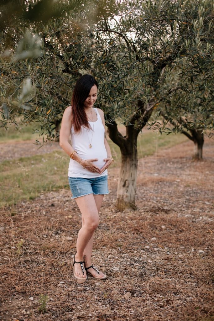 Séance maternité en Ardèche par Angélique Blaise photographe de grosesse